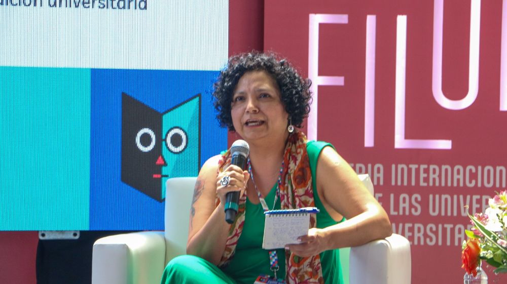 La presentación, desarrollada la tarde del jueves 28 de octubre, la encontró en el Foro Sin Fronteras del centro ferial de la UNAM con la académica de la Facultad de Filosofía y Humanidades, Claudia Zapata. 